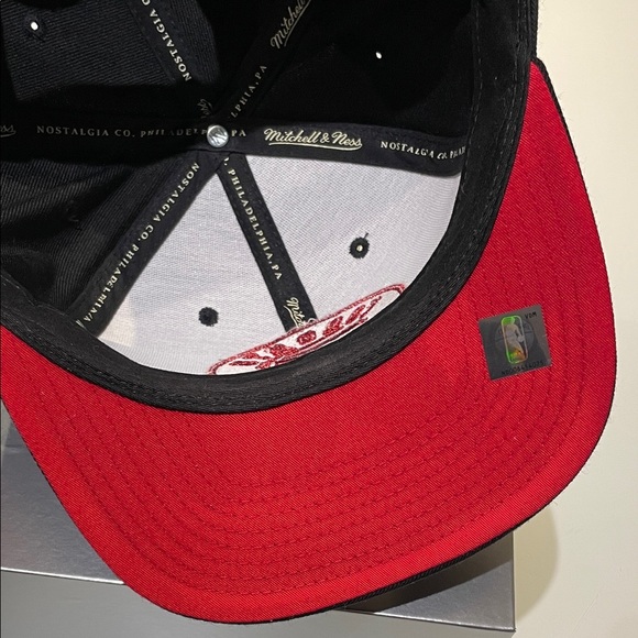 *NEW* Mitchell & Ness Black and Red Toronto Raptors Snapback Hat - Picture 6 of 8